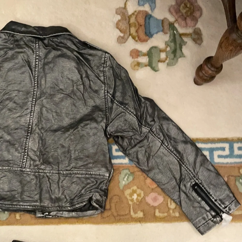 Faux Leather Silver Jacket NWOT Winky Face Brand Logo. Size (M) Medium - Picture 7 of 8